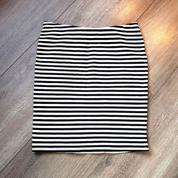 NWOT 4/$20 Rebel Rogue Black and White Striped Mini Skirt, Size Small - Picture 1 of 3
